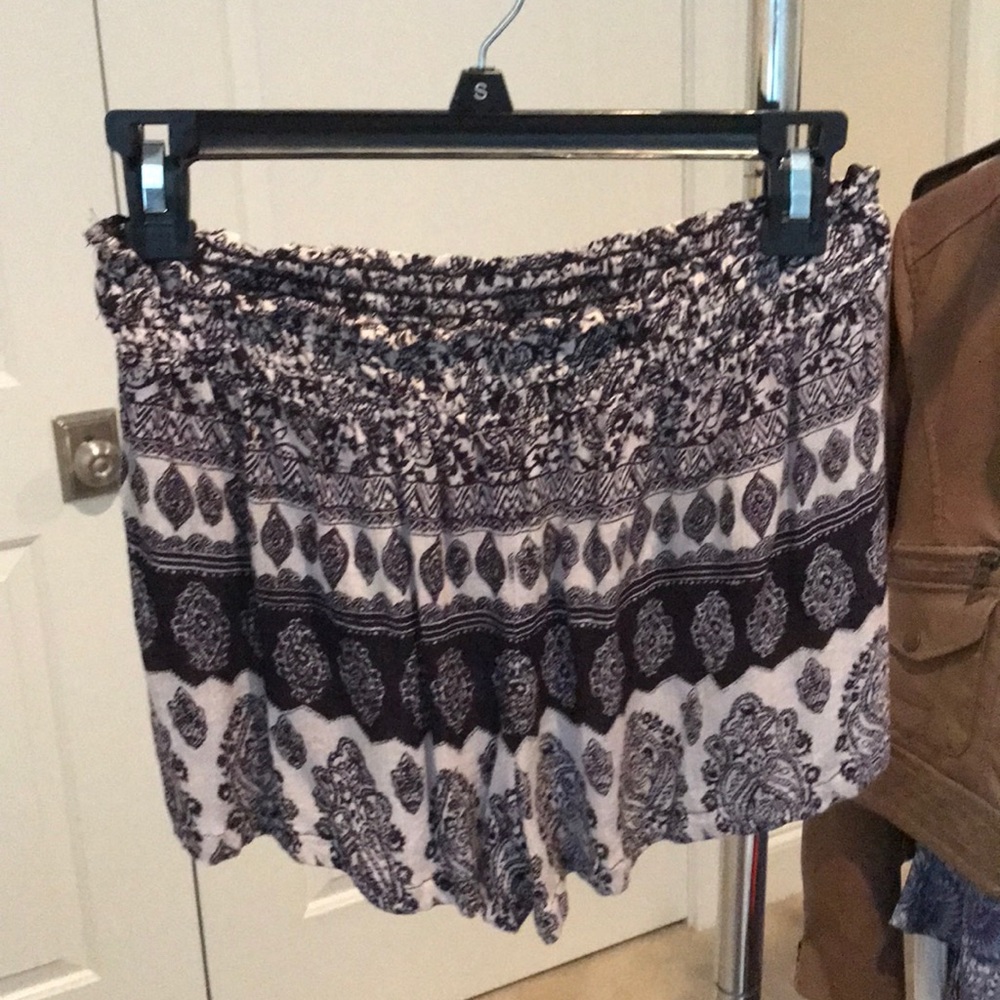 Patterned Flowy Shorts - Picture 2 of 3